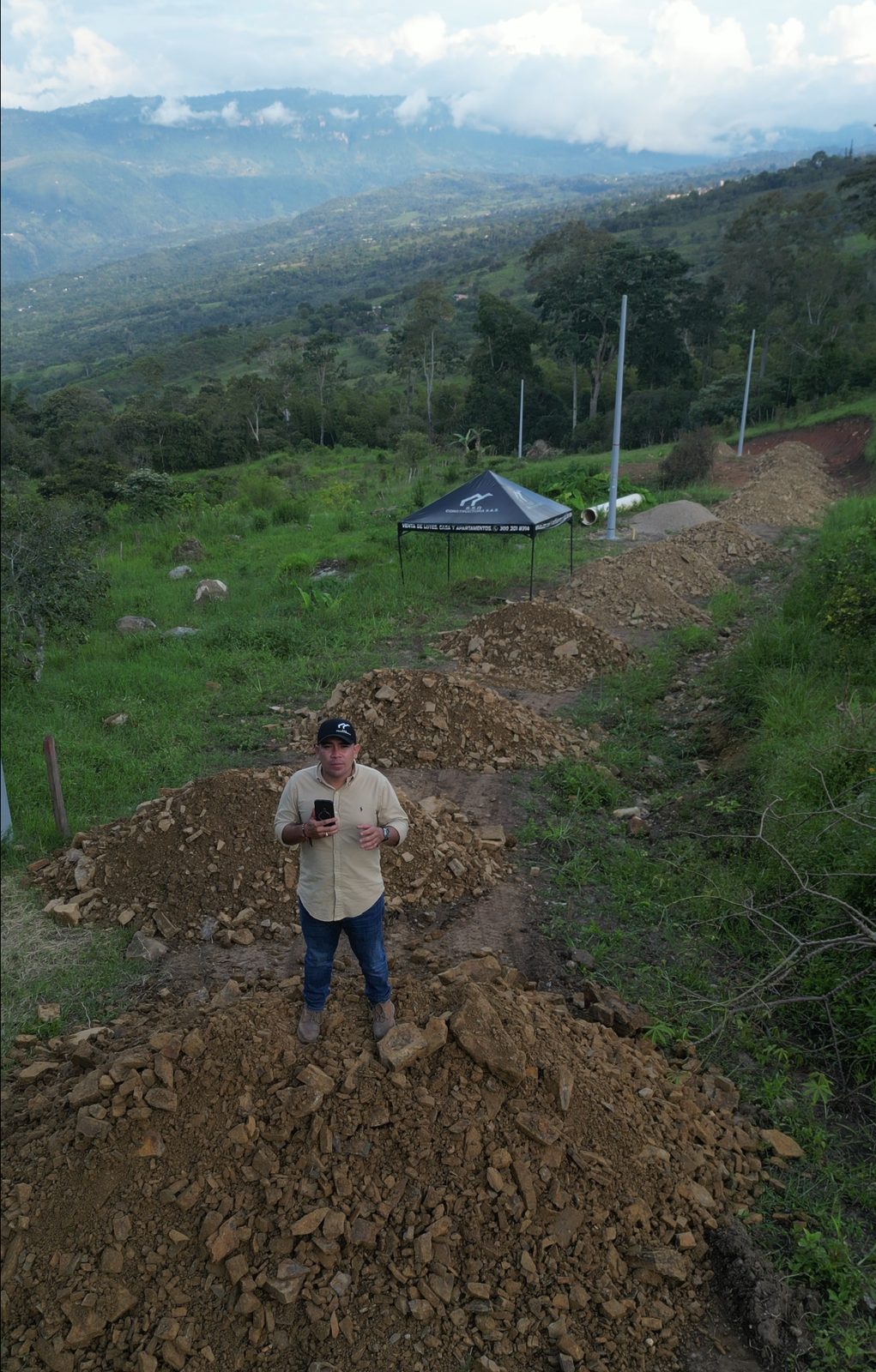 Apertura de vía con tubería de servicios instalada, vista panorámica de las montañas de Melgar
